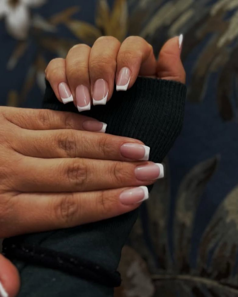 Smalto semipermanente mani con french o nail art